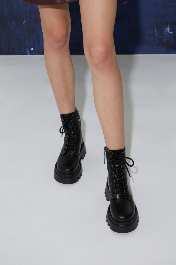 레온 부츠 블랙은 여성용 워커 및 레이스업 부츠입니다. 소가죽과 고무를 사용하여 내구성을 높였으며, 둥근 코 디자인과 5.5cm 청키힐/블럭힐로 클래식, 모던, 유틸리티 스타일을 연출합니다. 돼지가죽 안감으로 편안함을 더하고, 넓은 발볼에 맞춰 제작되어 편안한 착용감을 제공합니다. 미끄럼 방지, 경량, 수제화, 충격 흡수, 통기성 기능을 갖춰 출근룩, 오피스룩, 모임룩, 미니멀, 워크웨어 스타일에 활용하기 좋습니다.
