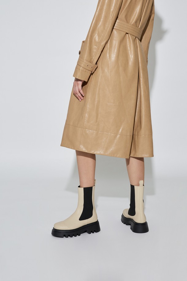 루카스 첼시 미드 부츠 크림은 여성스러운 실루엣을 강조하는 첼시 부츠입니다. 부드러운 소가죽 소재와 라운드 토 디자인으로 편안한 착용감을 선사하며, 가을/겨울 시즌 일상룩과 출근룩에 모두 잘 어울립니다. 5.5cm 청키힐과 플랫폼 굽은 다리 라인을 더욱 아름답게 연출하며, 발볼이 넓은 분들도 편안하게 착용 가능합니다. 돼지가죽, 소가죽, 라텍스 안감과 밴딩 디자인, 미드탑 탑라인, 그리고 수제화, 경량, 충격흡수 기능이 더해져 뛰어난 착화감을 제공합니다. 클래식, 미니멀, 캐주얼 스타일을 즐겨 입는 분들께 추천합니다.
