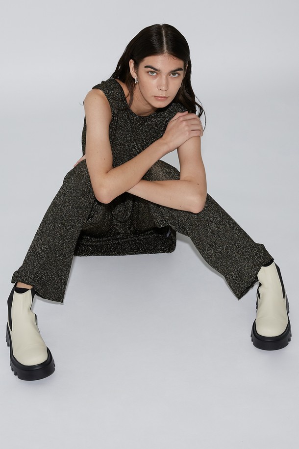 루카스 첼시 쇼트 부츠 크림은 여성분들을 위한 앵클부츠, 첼시부츠입니다. 부드러운 소가죽 소재에 라운드 토 디자인으로 편안함을 더했으며, 5.5cm 통굽과 청키힐 디자인으로 안정적인 착화감을 선사합니다. 발볼이 넓게 제작되어 편안하며, 안감은 가죽으로 마감하여 고급스러운 착용감을 느낄 수 있습니다. 밴딩 디테일과 무지 패턴은 클래식, 미니멀, 시크 스타일을 연출하며, 출근룩과 모임룩에 모두 잘 어울립니다. 수제화로 제작되어 섬세하며, 라텍스 인솔로 편안한 착용감을 제공합니다.
