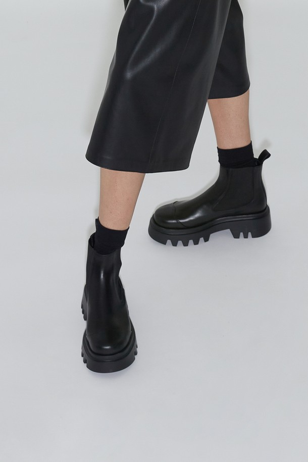 루카스 첼시 쇼트 부츠 블랙은 여성용 앵클부츠/첼시부츠입니다. 소가죽, 고무 소재에 라운드 토 디자인으로 제작되었으며, 5.5cm 청키힐/통굽이 적용되어 시크하고 클래식한 분위기를 연출합니다. 안감은 가죽이며 밴딩 디테일로 편안하게 착용 가능하며, 발볼은 여유있게 제작되었습니다. 무지 패턴에 앵클 탑라인과 플랫폼, 수제화, 라텍스 인솔을 더하여 일상과 출근룩에 모두 잘 어울리는 미니멀한 디자인입니다.
