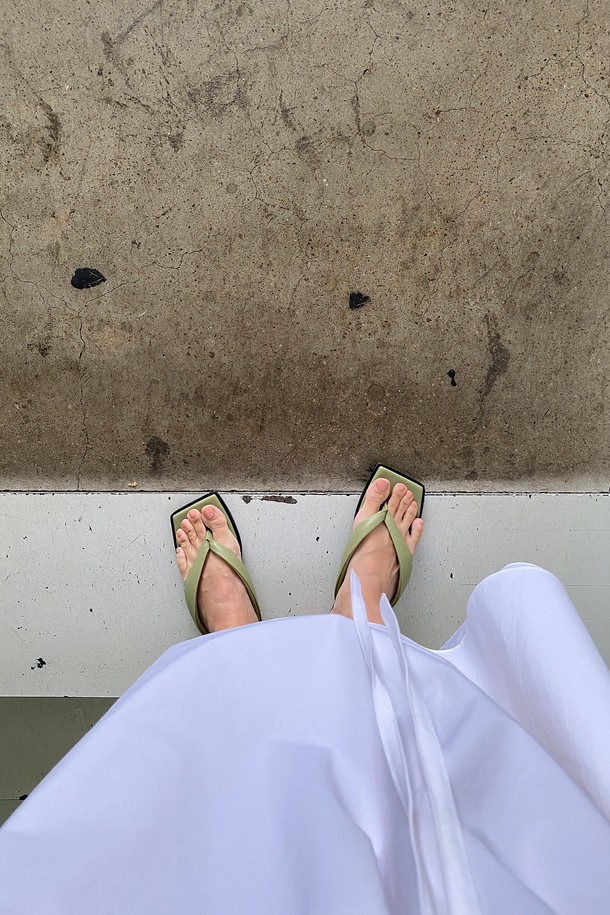 blanc sur blanc - 슬리퍼/뮬 - Nadia Flip-Flop Leather Slides Sage Green