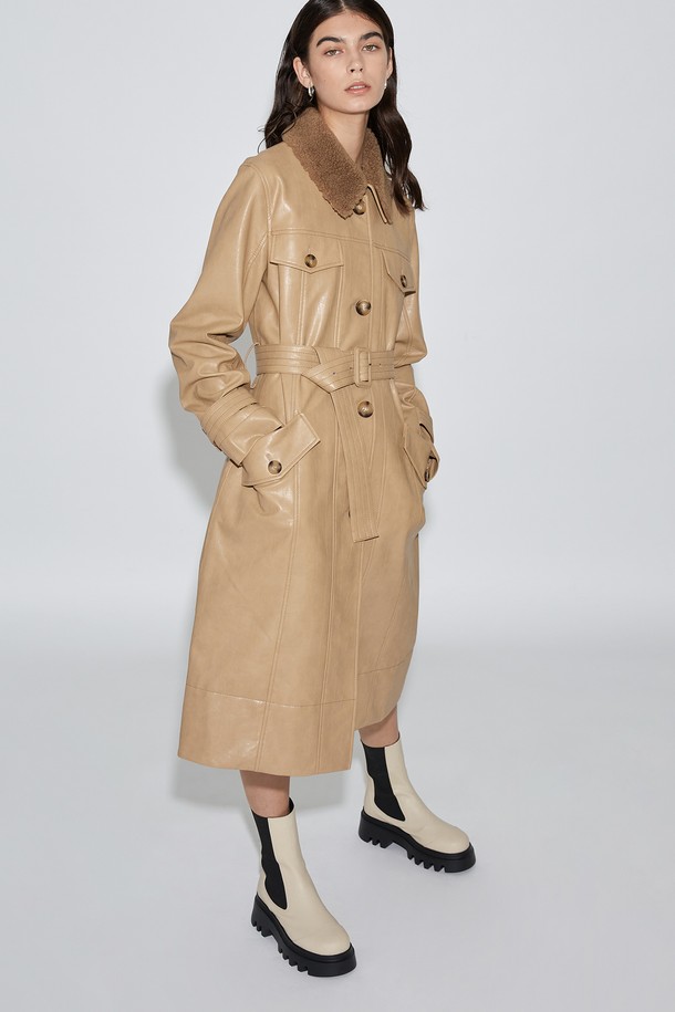 루카스 첼시 미드 부츠 크림은 여성스러운 실루엣을 강조하는 첼시 부츠입니다. 부드러운 소가죽 소재와 라운드 토 디자인으로 편안한 착용감을 선사하며, 가을/겨울 시즌 일상룩과 출근룩에 모두 잘 어울립니다. 5.5cm 청키힐과 플랫폼 굽은 다리 라인을 더욱 아름답게 연출하며, 발볼이 넓은 분들도 편안하게 착용 가능합니다. 돼지가죽, 소가죽, 라텍스 안감과 밴딩 디자인, 미드탑 탑라인, 그리고 수제화, 경량, 충격흡수 기능이 더해져 뛰어난 착화감을 제공합니다. 클래식, 미니멀, 캐주얼 스타일을 즐겨 입는 분들께 추천합니다.
