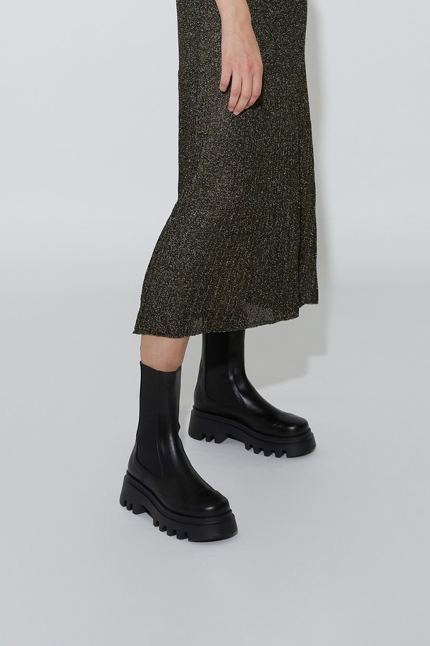 "Lucas 첼시 미드 부츠 Black"은 여성들을 위한 세련된 앵클부츠입니다. 라운드토 디자인에 블랙 컬러, 소가죽과 고무 소재를 사용하여 제작되었으며, 일상생활에서 편안하게 착용할 수 있습니다. 굽 높이는 5.5cm의 미들힐이며, 통굽과 청키힐 디자인으로 안정감을 더했습니다. 밴딩과 슬립온 스타일로 편하게 신고 벗을 수 있으며, 가죽 안감과 라텍스 인솔, 경량 디자인, 넓은 발볼로 편안한 착용감을 선사합니다. 출근룩, 오피스룩, 모임룩 등 다양한 TPO에 클래식, 미니멀, 시크 스타일을 연출하기 좋습니다.
