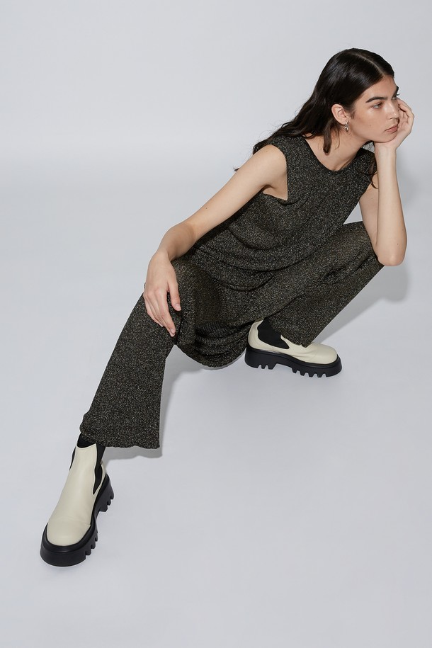 루카스 첼시 쇼트 부츠 크림은 여성분들을 위한 앵클부츠, 첼시부츠입니다. 부드러운 소가죽 소재에 라운드 토 디자인으로 편안함을 더했으며, 5.5cm 통굽과 청키힐 디자인으로 안정적인 착화감을 선사합니다. 발볼이 넓게 제작되어 편안하며, 안감은 가죽으로 마감하여 고급스러운 착용감을 느낄 수 있습니다. 밴딩 디테일과 무지 패턴은 클래식, 미니멀, 시크 스타일을 연출하며, 출근룩과 모임룩에 모두 잘 어울립니다. 수제화로 제작되어 섬세하며, 라텍스 인솔로 편안한 착용감을 제공합니다.
