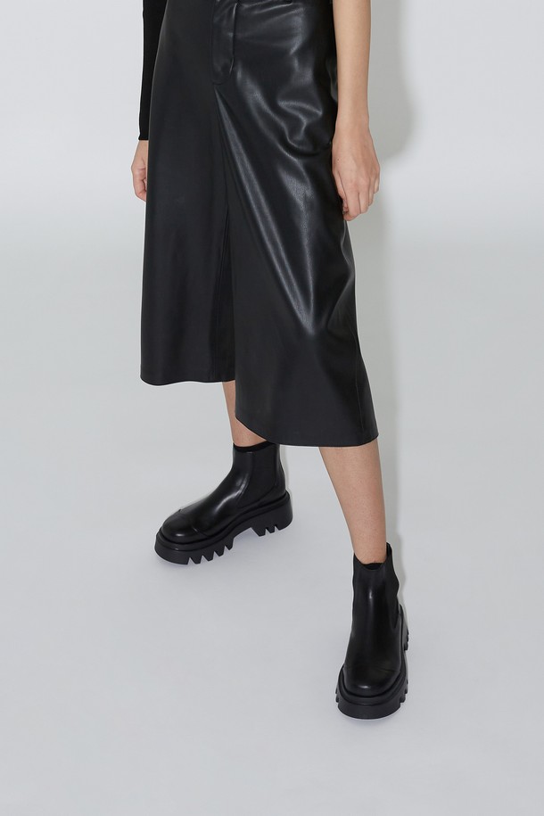 루카스 첼시 쇼트 부츠 블랙은 여성용 앵클부츠/첼시부츠입니다. 소가죽, 고무 소재에 라운드 토 디자인으로 제작되었으며, 5.5cm 청키힐/통굽이 적용되어 시크하고 클래식한 분위기를 연출합니다. 안감은 가죽이며 밴딩 디테일로 편안하게 착용 가능하며, 발볼은 여유있게 제작되었습니다. 무지 패턴에 앵클 탑라인과 플랫폼, 수제화, 라텍스 인솔을 더하여 일상과 출근룩에 모두 잘 어울리는 미니멀한 디자인입니다.
