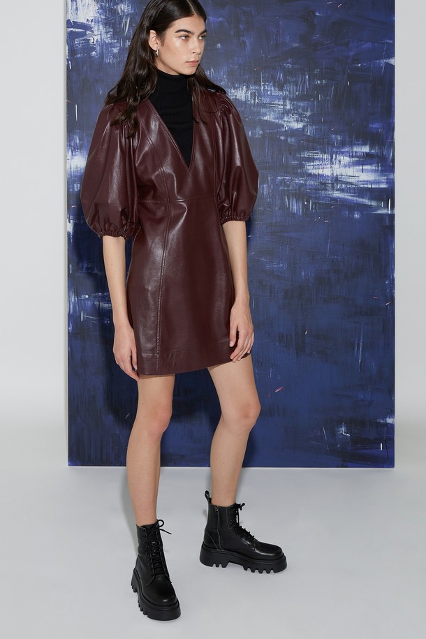 레온 부츠 블랙은 여성용 워커 및 레이스업 부츠입니다. 소가죽과 고무를 사용하여 내구성을 높였으며, 둥근 코 디자인과 5.5cm 청키힐/블럭힐로 클래식, 모던, 유틸리티 스타일을 연출합니다. 돼지가죽 안감으로 편안함을 더하고, 넓은 발볼에 맞춰 제작되어 편안한 착용감을 제공합니다. 미끄럼 방지, 경량, 수제화, 충격 흡수, 통기성 기능을 갖춰 출근룩, 오피스룩, 모임룩, 미니멀, 워크웨어 스타일에 활용하기 좋습니다.
