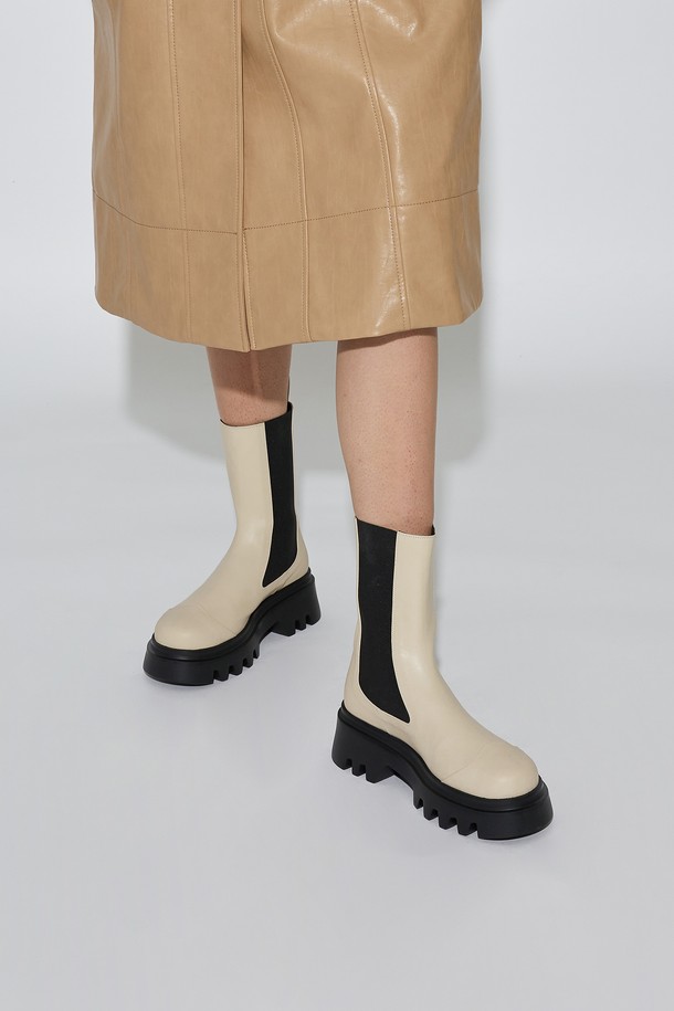 루카스 첼시 미드 부츠 크림은 여성스러운 실루엣을 강조하는 첼시 부츠입니다. 부드러운 소가죽 소재와 라운드 토 디자인으로 편안한 착용감을 선사하며, 가을/겨울 시즌 일상룩과 출근룩에 모두 잘 어울립니다. 5.5cm 청키힐과 플랫폼 굽은 다리 라인을 더욱 아름답게 연출하며, 발볼이 넓은 분들도 편안하게 착용 가능합니다. 돼지가죽, 소가죽, 라텍스 안감과 밴딩 디자인, 미드탑 탑라인, 그리고 수제화, 경량, 충격흡수 기능이 더해져 뛰어난 착화감을 제공합니다. 클래식, 미니멀, 캐주얼 스타일을 즐겨 입는 분들께 추천합니다.
