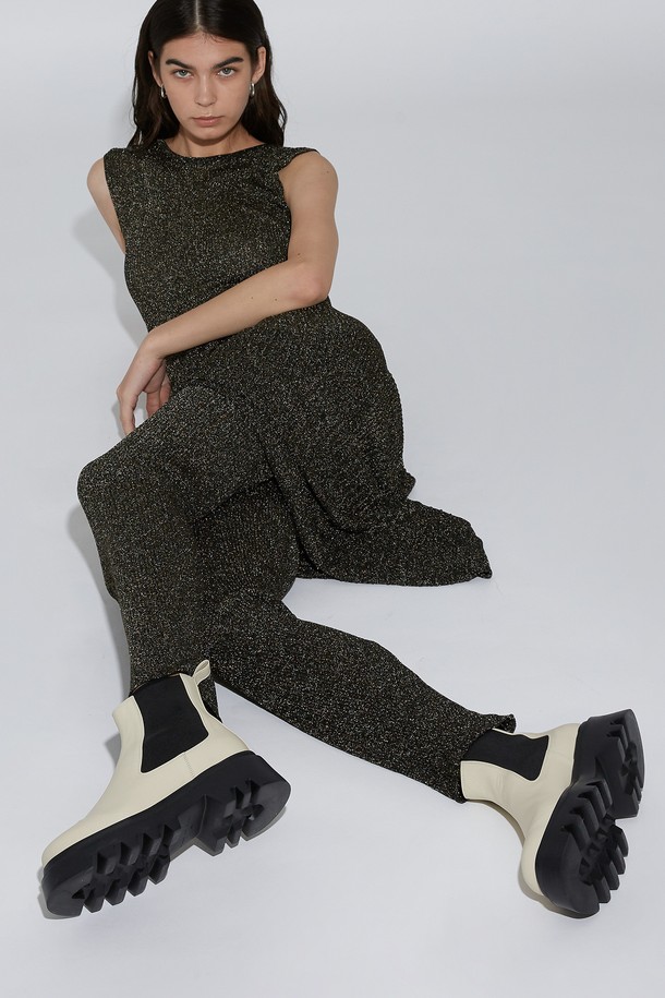 루카스 첼시 쇼트 부츠 크림은 여성분들을 위한 앵클부츠, 첼시부츠입니다. 부드러운 소가죽 소재에 라운드 토 디자인으로 편안함을 더했으며, 5.5cm 통굽과 청키힐 디자인으로 안정적인 착화감을 선사합니다. 발볼이 넓게 제작되어 편안하며, 안감은 가죽으로 마감하여 고급스러운 착용감을 느낄 수 있습니다. 밴딩 디테일과 무지 패턴은 클래식, 미니멀, 시크 스타일을 연출하며, 출근룩과 모임룩에 모두 잘 어울립니다. 수제화로 제작되어 섬세하며, 라텍스 인솔로 편안한 착용감을 제공합니다.
