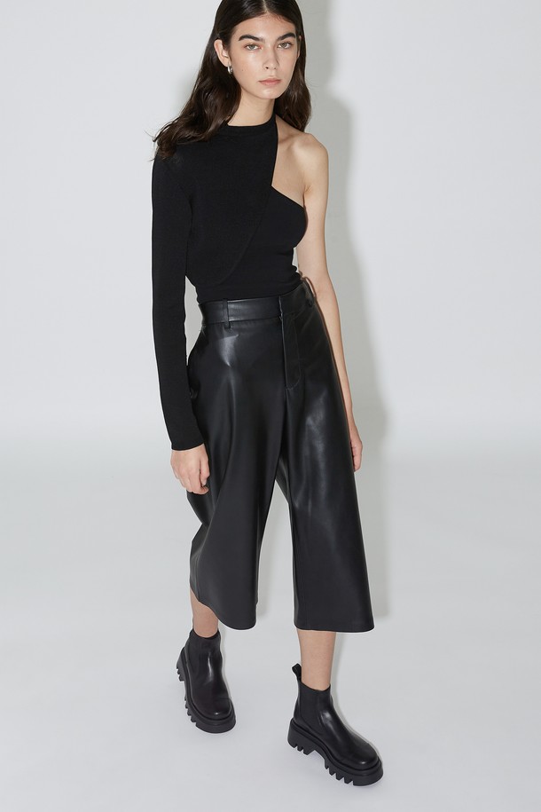 루카스 첼시 쇼트 부츠 블랙은 여성용 앵클부츠/첼시부츠입니다. 소가죽, 고무 소재에 라운드 토 디자인으로 제작되었으며, 5.5cm 청키힐/통굽이 적용되어 시크하고 클래식한 분위기를 연출합니다. 안감은 가죽이며 밴딩 디테일로 편안하게 착용 가능하며, 발볼은 여유있게 제작되었습니다. 무지 패턴에 앵클 탑라인과 플랫폼, 수제화, 라텍스 인솔을 더하여 일상과 출근룩에 모두 잘 어울리는 미니멀한 디자인입니다.
