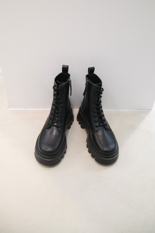 레온 부츠 블랙은 여성용 워커 및 레이스업 부츠입니다. 소가죽과 고무를 사용하여 내구성을 높였으며, 둥근 코 디자인과 5.5cm 청키힐/블럭힐로 클래식, 모던, 유틸리티 스타일을 연출합니다. 돼지가죽 안감으로 편안함을 더하고, 넓은 발볼에 맞춰 제작되어 편안한 착용감을 제공합니다. 미끄럼 방지, 경량, 수제화, 충격 흡수, 통기성 기능을 갖춰 출근룩, 오피스룩, 모임룩, 미니멀, 워크웨어 스타일에 활용하기 좋습니다.
