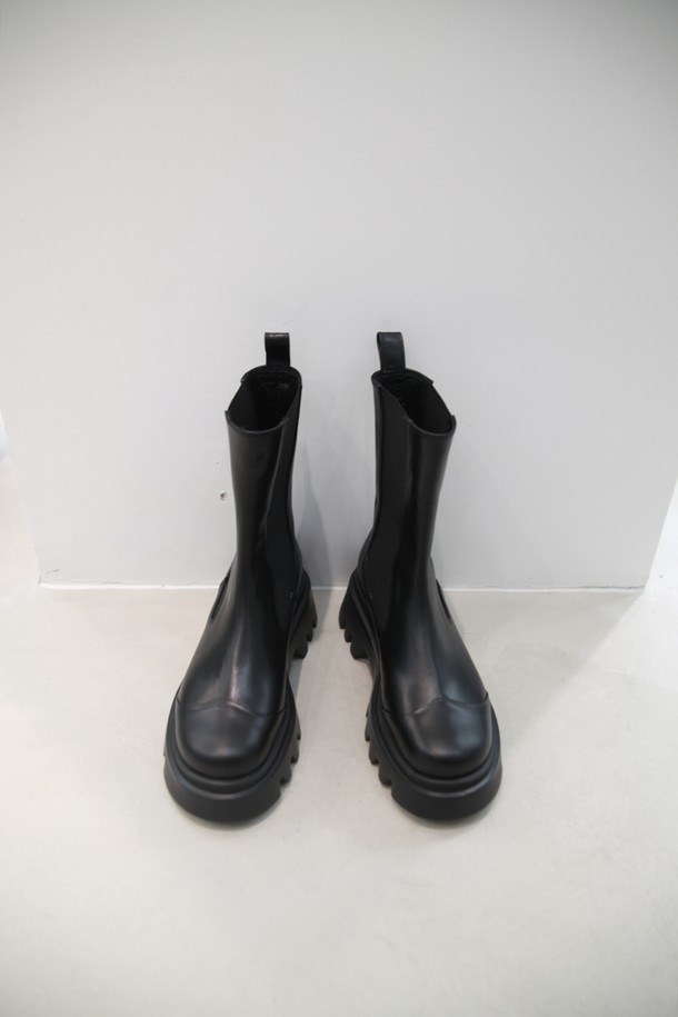 "Lucas 첼시 미드 부츠 Black"은 여성들을 위한 세련된 앵클부츠입니다. 라운드토 디자인에 블랙 컬러, 소가죽과 고무 소재를 사용하여 제작되었으며, 일상생활에서 편안하게 착용할 수 있습니다. 굽 높이는 5.5cm의 미들힐이며, 통굽과 청키힐 디자인으로 안정감을 더했습니다. 밴딩과 슬립온 스타일로 편하게 신고 벗을 수 있으며, 가죽 안감과 라텍스 인솔, 경량 디자인, 넓은 발볼로 편안한 착용감을 선사합니다. 출근룩, 오피스룩, 모임룩 등 다양한 TPO에 클래식, 미니멀, 시크 스타일을 연출하기 좋습니다.
