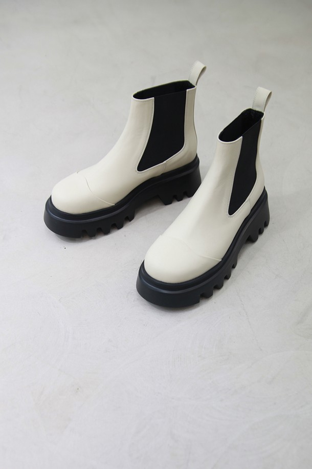 루카스 첼시 쇼트 부츠 크림은 여성분들을 위한 앵클부츠, 첼시부츠입니다. 부드러운 소가죽 소재에 라운드 토 디자인으로 편안함을 더했으며, 5.5cm 통굽과 청키힐 디자인으로 안정적인 착화감을 선사합니다. 발볼이 넓게 제작되어 편안하며, 안감은 가죽으로 마감하여 고급스러운 착용감을 느낄 수 있습니다. 밴딩 디테일과 무지 패턴은 클래식, 미니멀, 시크 스타일을 연출하며, 출근룩과 모임룩에 모두 잘 어울립니다. 수제화로 제작되어 섬세하며, 라텍스 인솔로 편안한 착용감을 제공합니다.
