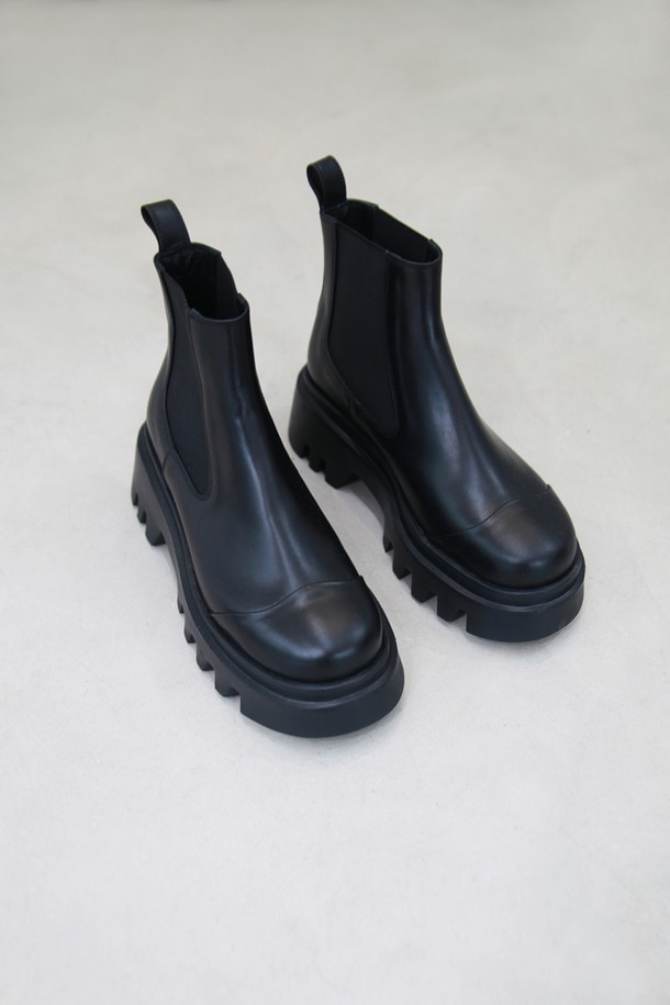 루카스 첼시 쇼트 부츠 블랙은 여성용 앵클부츠/첼시부츠입니다. 소가죽, 고무 소재에 라운드 토 디자인으로 제작되었으며, 5.5cm 청키힐/통굽이 적용되어 시크하고 클래식한 분위기를 연출합니다. 안감은 가죽이며 밴딩 디테일로 편안하게 착용 가능하며, 발볼은 여유있게 제작되었습니다. 무지 패턴에 앵클 탑라인과 플랫폼, 수제화, 라텍스 인솔을 더하여 일상과 출근룩에 모두 잘 어울리는 미니멀한 디자인입니다.
