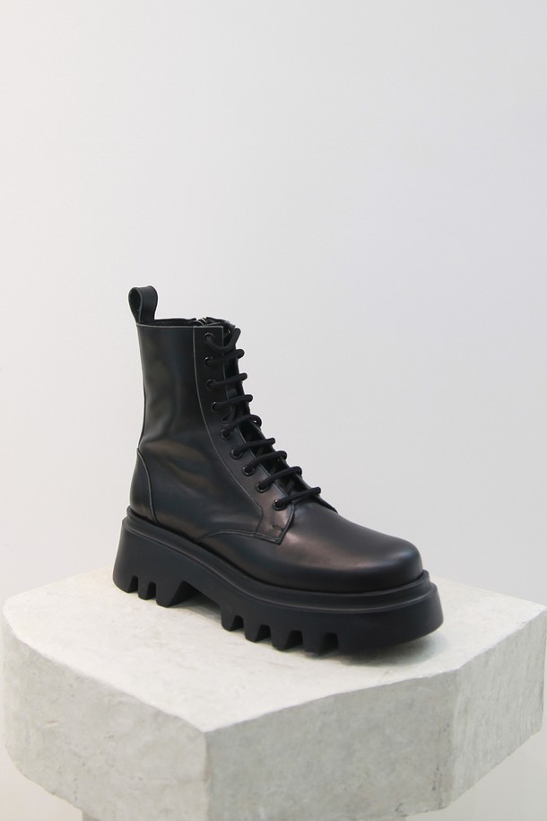 레온 부츠 블랙은 여성용 워커 및 레이스업 부츠입니다. 소가죽과 고무를 사용하여 내구성을 높였으며, 둥근 코 디자인과 5.5cm 청키힐/블럭힐로 클래식, 모던, 유틸리티 스타일을 연출합니다. 돼지가죽 안감으로 편안함을 더하고, 넓은 발볼에 맞춰 제작되어 편안한 착용감을 제공합니다. 미끄럼 방지, 경량, 수제화, 충격 흡수, 통기성 기능을 갖춰 출근룩, 오피스룩, 모임룩, 미니멀, 워크웨어 스타일에 활용하기 좋습니다.
