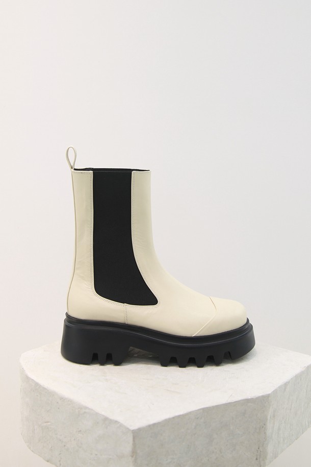 루카스 첼시 미드 부츠 크림은 여성스러운 실루엣을 강조하는 첼시 부츠입니다. 부드러운 소가죽 소재와 라운드 토 디자인으로 편안한 착용감을 선사하며, 가을/겨울 시즌 일상룩과 출근룩에 모두 잘 어울립니다. 5.5cm 청키힐과 플랫폼 굽은 다리 라인을 더욱 아름답게 연출하며, 발볼이 넓은 분들도 편안하게 착용 가능합니다. 돼지가죽, 소가죽, 라텍스 안감과 밴딩 디자인, 미드탑 탑라인, 그리고 수제화, 경량, 충격흡수 기능이 더해져 뛰어난 착화감을 제공합니다. 클래식, 미니멀, 캐주얼 스타일을 즐겨 입는 분들께 추천합니다.
