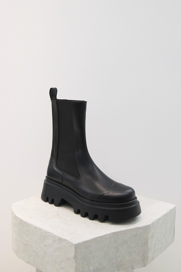 "Lucas 첼시 미드 부츠 Black"은 여성들을 위한 세련된 앵클부츠입니다. 라운드토 디자인에 블랙 컬러, 소가죽과 고무 소재를 사용하여 제작되었으며, 일상생활에서 편안하게 착용할 수 있습니다. 굽 높이는 5.5cm의 미들힐이며, 통굽과 청키힐 디자인으로 안정감을 더했습니다. 밴딩과 슬립온 스타일로 편하게 신고 벗을 수 있으며, 가죽 안감과 라텍스 인솔, 경량 디자인, 넓은 발볼로 편안한 착용감을 선사합니다. 출근룩, 오피스룩, 모임룩 등 다양한 TPO에 클래식, 미니멀, 시크 스타일을 연출하기 좋습니다.
