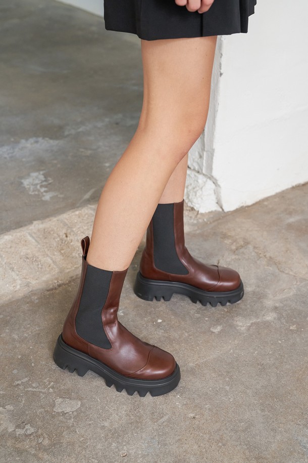 루카스 첼시 미드 부츠 브라운은 여성스러운 룩을 완성하는 첼시 부츠입니다. 부드러운 소가죽 소재와 라운드 토 디자인으로 편안한 착용감을 선사하며, 5.5cm 청키힐과 통굽은 안정적인 밸런스와 시크한 스타일을 더합니다. 발볼이 넓은 분들을 위해 넉넉하게 제작되었으며, 안감은 가죽, 신발 여밈은 밴딩으로 되어있어 신고 벗기 편리합니다. 워싱 디테일과 수제화 공법, 라텍스 인솔을 사용하여 고급스러움과 편안함을 동시에 잡았으며, 출근룩과 모임룩, 클래식, 미니멀, 시크 스타일을 즐겨 입는 분들께 추천합니다.
