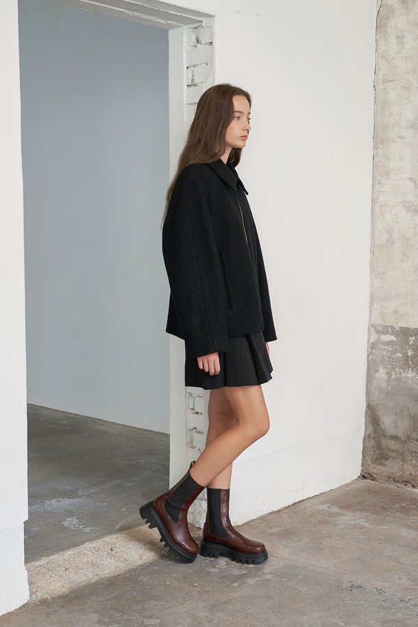 루카스 첼시 미드 부츠 브라운은 여성스러운 룩을 완성하는 첼시 부츠입니다. 부드러운 소가죽 소재와 라운드 토 디자인으로 편안한 착용감을 선사하며, 5.5cm 청키힐과 통굽은 안정적인 밸런스와 시크한 스타일을 더합니다. 발볼이 넓은 분들을 위해 넉넉하게 제작되었으며, 안감은 가죽, 신발 여밈은 밴딩으로 되어있어 신고 벗기 편리합니다. 워싱 디테일과 수제화 공법, 라텍스 인솔을 사용하여 고급스러움과 편안함을 동시에 잡았으며, 출근룩과 모임룩, 클래식, 미니멀, 시크 스타일을 즐겨 입는 분들께 추천합니다.
