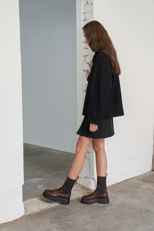 루카스 첼시 미드 부츠 브라운은 여성스러운 룩을 완성하는 첼시 부츠입니다. 부드러운 소가죽 소재와 라운드 토 디자인으로 편안한 착용감을 선사하며, 5.5cm 청키힐과 통굽은 안정적인 밸런스와 시크한 스타일을 더합니다. 발볼이 넓은 분들을 위해 넉넉하게 제작되었으며, 안감은 가죽, 신발 여밈은 밴딩으로 되어있어 신고 벗기 편리합니다. 워싱 디테일과 수제화 공법, 라텍스 인솔을 사용하여 고급스러움과 편안함을 동시에 잡았으며, 출근룩과 모임룩, 클래식, 미니멀, 시크 스타일을 즐겨 입는 분들께 추천합니다.
