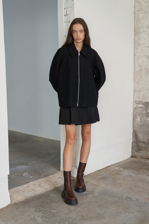 루카스 첼시 미드 부츠 브라운은 여성스러운 룩을 완성하는 첼시 부츠입니다. 부드러운 소가죽 소재와 라운드 토 디자인으로 편안한 착용감을 선사하며, 5.5cm 청키힐과 통굽은 안정적인 밸런스와 시크한 스타일을 더합니다. 발볼이 넓은 분들을 위해 넉넉하게 제작되었으며, 안감은 가죽, 신발 여밈은 밴딩으로 되어있어 신고 벗기 편리합니다. 워싱 디테일과 수제화 공법, 라텍스 인솔을 사용하여 고급스러움과 편안함을 동시에 잡았으며, 출근룩과 모임룩, 클래식, 미니멀, 시크 스타일을 즐겨 입는 분들께 추천합니다.
