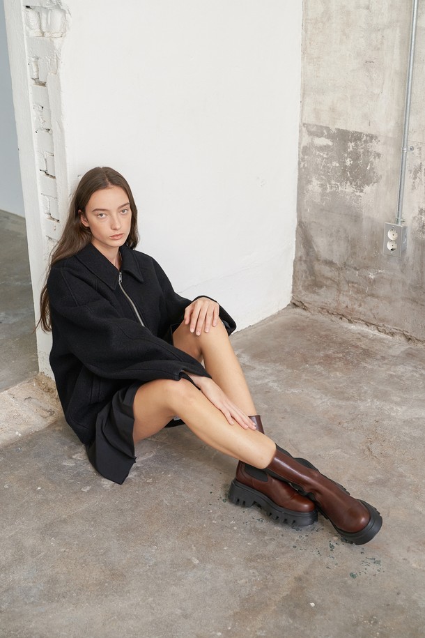 루카스 첼시 미드 부츠 브라운은 여성스러운 룩을 완성하는 첼시 부츠입니다. 부드러운 소가죽 소재와 라운드 토 디자인으로 편안한 착용감을 선사하며, 5.5cm 청키힐과 통굽은 안정적인 밸런스와 시크한 스타일을 더합니다. 발볼이 넓은 분들을 위해 넉넉하게 제작되었으며, 안감은 가죽, 신발 여밈은 밴딩으로 되어있어 신고 벗기 편리합니다. 워싱 디테일과 수제화 공법, 라텍스 인솔을 사용하여 고급스러움과 편안함을 동시에 잡았으며, 출근룩과 모임룩, 클래식, 미니멀, 시크 스타일을 즐겨 입는 분들께 추천합니다.
