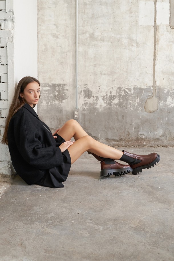 루카스 첼시 미드 부츠 브라운은 여성스러운 룩을 완성하는 첼시 부츠입니다. 부드러운 소가죽 소재와 라운드 토 디자인으로 편안한 착용감을 선사하며, 5.5cm 청키힐과 통굽은 안정적인 밸런스와 시크한 스타일을 더합니다. 발볼이 넓은 분들을 위해 넉넉하게 제작되었으며, 안감은 가죽, 신발 여밈은 밴딩으로 되어있어 신고 벗기 편리합니다. 워싱 디테일과 수제화 공법, 라텍스 인솔을 사용하여 고급스러움과 편안함을 동시에 잡았으며, 출근룩과 모임룩, 클래식, 미니멀, 시크 스타일을 즐겨 입는 분들께 추천합니다.
