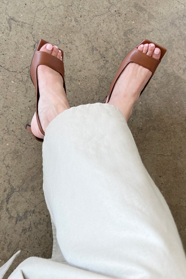 blanc sur blanc - 샌들 - Audrey Slingback Sandals Brown