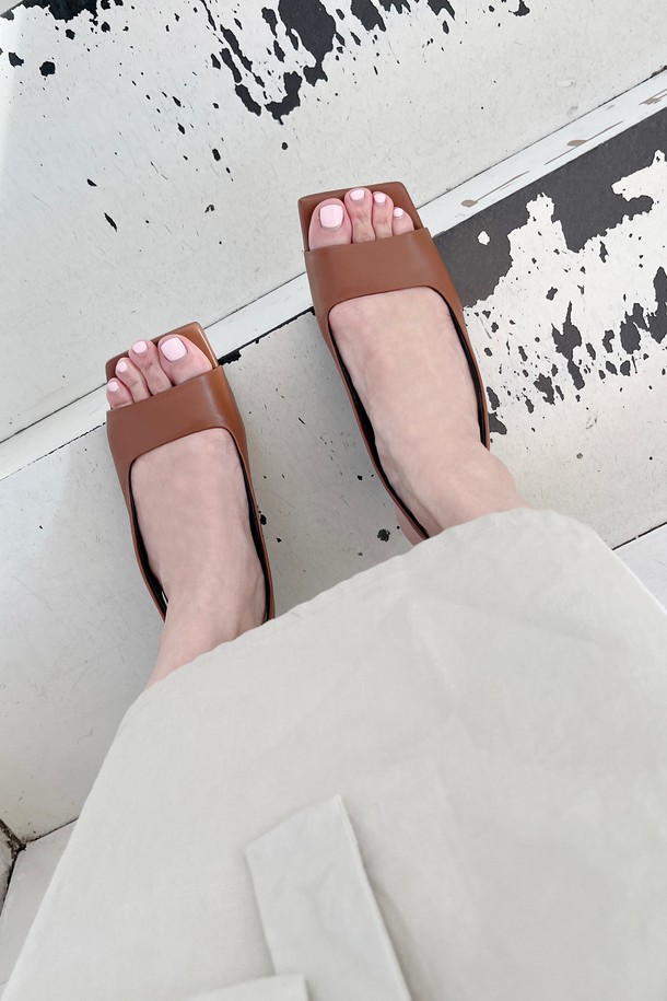 blanc sur blanc - 샌들 - Audrey Slingback Sandals Brown