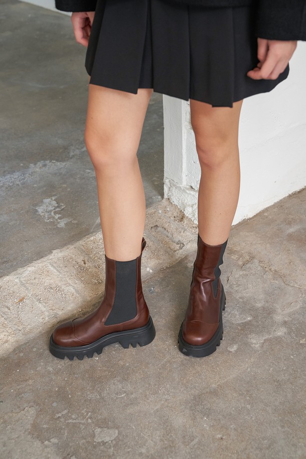 루카스 첼시 미드 부츠 브라운은 여성스러운 룩을 완성하는 첼시 부츠입니다. 부드러운 소가죽 소재와 라운드 토 디자인으로 편안한 착용감을 선사하며, 5.5cm 청키힐과 통굽은 안정적인 밸런스와 시크한 스타일을 더합니다. 발볼이 넓은 분들을 위해 넉넉하게 제작되었으며, 안감은 가죽, 신발 여밈은 밴딩으로 되어있어 신고 벗기 편리합니다. 워싱 디테일과 수제화 공법, 라텍스 인솔을 사용하여 고급스러움과 편안함을 동시에 잡았으며, 출근룩과 모임룩, 클래식, 미니멀, 시크 스타일을 즐겨 입는 분들께 추천합니다.
