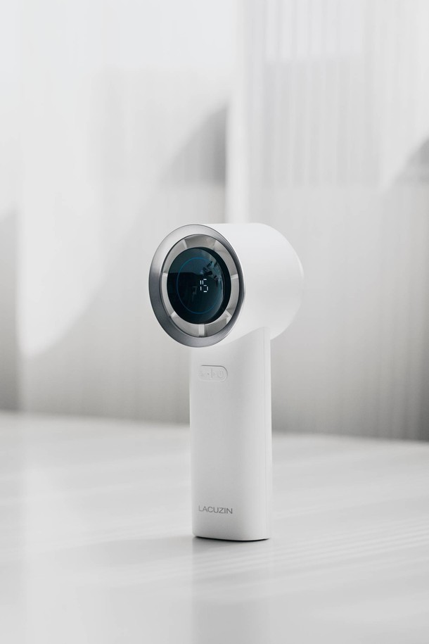 라쿠진 미니 터보엔진 휴대용 선풍기는 BLDC 모터와 스크류형 6엽 날개, 3,600mAh 배터리를 탑재하여 최대 10시간 사용 가능한 휴대용 선풍기입니다. 100단계 풍속 조절 및 360도 회전 기능을 지원하며, USB Type-C 충전 방식과 디지털 디스플레이를 통해 배터리 잔량을 확인할 수 있습니다. 컴팩트한 디자인과 무광 마감으로 실내, 실외, 사무실, 야외 활동 등 다양한 환경에서 편리하게 사용할 수 있습니다.
