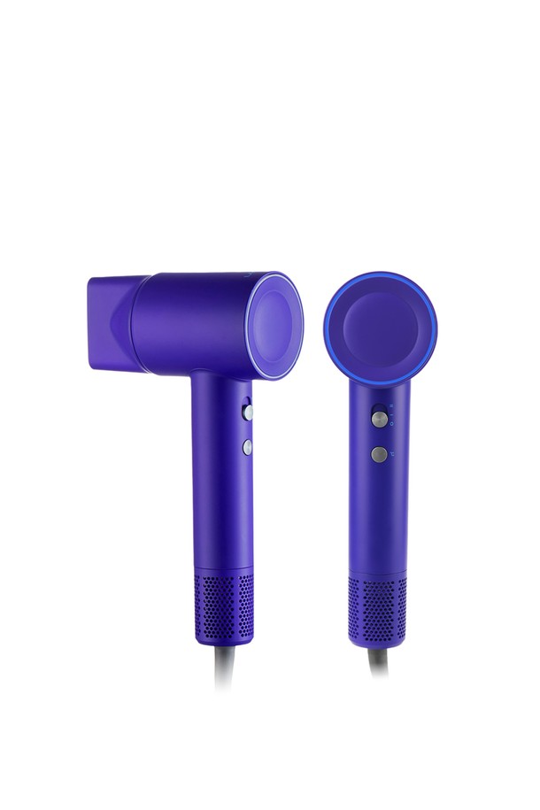 라쿠진 플라즈마 BLDC 헤어드라이어는 Lucid White와 Cosmic Purple 두 가지 색상으로 출시되었습니다. 110,000 RPM BLDC 모터와 75m/s의 최대 풍속을 자랑하며, 78dB 이하의 저소음 설계로 편안한 사용감을 제공합니다. 플라즈마 이온, 스마트 온도 조절, 메모리 시스템, 정전기 방지 기능을 갖춰 모발 손상을 최소화하며, 360도 회전 마그네틱 노즐과 마그네틱 필터 커버로 편리함을 더했습니다. 80,000 RPM/50m/s와 110,000 RPM/75m/s의 두 가지 속도 설정이 가능하며, 순환, 고온, 중온, 냉풍의 다양한 온도 모드를 지원합니다.
