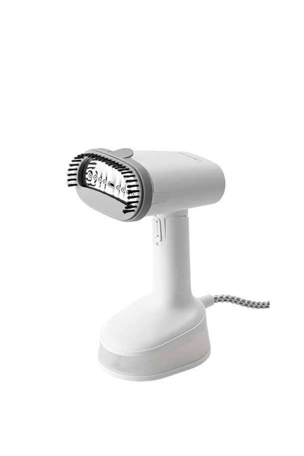 퀵아이롱 폴더블 스팀다리미는 의류 관리를 위한 휴대용 스팀다리미입니다. 접이식 디자인으로 콤팩트한 사이즈를 자랑하며, 휴대성을 극대화했습니다. 화이트 색상의 플라스틱 소재로 제작되었으며, 간편하게 옷의 주름을 관리할 수 있습니다. 스팀 기능을 통해 옷감 손상 걱정 없이 옷을 다릴 수 있으며, 폴더블 디자인으로 편리하게 보관할 수 있습니다. 퀵아이롱 폴더블 스팀 다리미로 언제 어디서든 옷을 깔끔하게 관리하세요.
