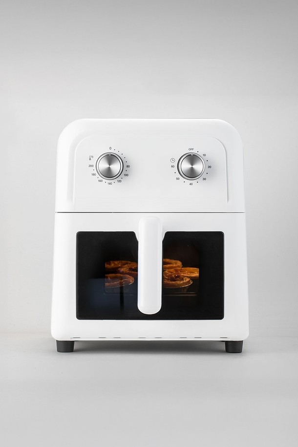 라쿠진 보이는 쿡 에어프라이어 6L는 6L의 넉넉한 용량으로 다양한 요리를 간편하게 조리할 수 있습니다. 투명 이중 창으로 조리 과정을 직접 확인할 수 있으며, 회전식 듀얼 다이얼로 온도와 시간을 손쉽게 조절할 수 있습니다. 스테인리스 SUS304 및 금속 하우징 소재로 제작되어 내구성이 뛰어나며, 미니멀하고 부드러운 곡선 디자인에 분체도장 마감으로 세련된 주방 분위기를 연출합니다. 안전을 위해 자동 전원 차단 시스템, 과열 방지 기능, 미끄럼 방지 받침대를 갖추었으며, 분리형 논스틱 코팅으로 세척이 용이합니다. 최대 60분 타이머와 80-200°C 온도 조절이 가능합니다.
