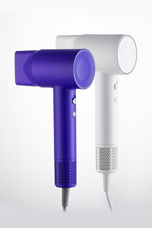 라쿠진 플라즈마 BLDC 헤어드라이어는 Lucid White와 Cosmic Purple 두 가지 색상으로 출시되었습니다. 110,000 RPM BLDC 모터와 75m/s의 최대 풍속을 자랑하며, 78dB 이하의 저소음 설계로 편안한 사용감을 제공합니다. 플라즈마 이온, 스마트 온도 조절, 메모리 시스템, 정전기 방지 기능을 갖춰 모발 손상을 최소화하며, 360도 회전 마그네틱 노즐과 마그네틱 필터 커버로 편리함을 더했습니다. 80,000 RPM/50m/s와 110,000 RPM/75m/s의 두 가지 속도 설정이 가능하며, 순환, 고온, 중온, 냉풍의 다양한 온도 모드를 지원합니다.
