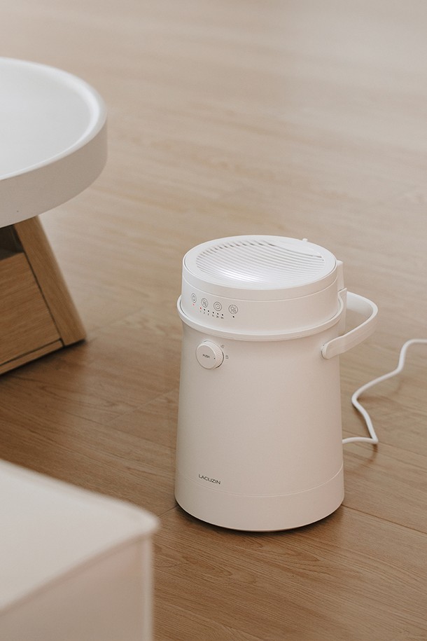 라쿠진 퓨어스팀 올스텐 가열식 가습기는 심플하고 모던한 디자인의 실내 가습기입니다. 올스테인리스 소재로 제작되어 위생적이며, 겨울철 실내 건조함을 효과적으로 해결해 줍니다. 가열식 방식을 통해 따뜻하고 촉촉한 스팀 분사를 제공하며, 이동용 손잡이가 있어 편리하게 사용할 수 있습니다.

