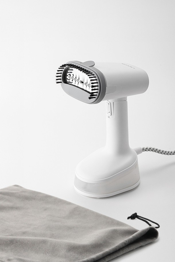 퀵아이롱 폴더블 스팀다리미는 의류 관리를 위한 휴대용 스팀다리미입니다. 접이식 디자인으로 콤팩트한 사이즈를 자랑하며, 휴대성을 극대화했습니다. 화이트 색상의 플라스틱 소재로 제작되었으며, 간편하게 옷의 주름을 관리할 수 있습니다. 스팀 기능을 통해 옷감 손상 걱정 없이 옷을 다릴 수 있으며, 폴더블 디자인으로 편리하게 보관할 수 있습니다. 퀵아이롱 폴더블 스팀 다리미로 언제 어디서든 옷을 깔끔하게 관리하세요.
