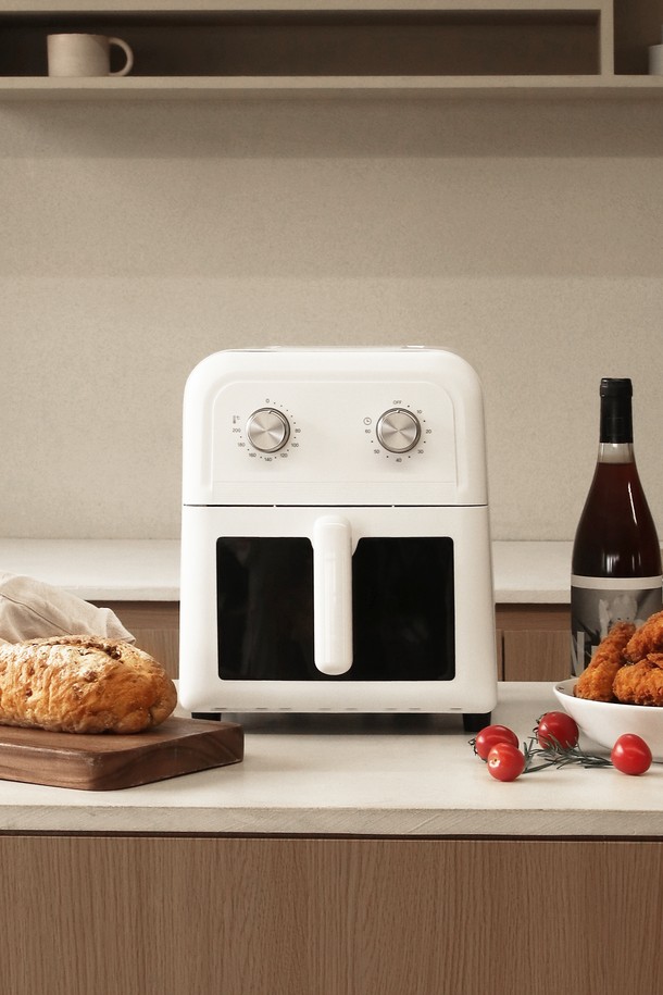 라쿠진 보이는 쿡 에어프라이어 6L는 6L의 넉넉한 용량으로 다양한 요리를 간편하게 조리할 수 있습니다. 투명 이중 창으로 조리 과정을 직접 확인할 수 있으며, 회전식 듀얼 다이얼로 온도와 시간을 손쉽게 조절할 수 있습니다. 스테인리스 SUS304 및 금속 하우징 소재로 제작되어 내구성이 뛰어나며, 미니멀하고 부드러운 곡선 디자인에 분체도장 마감으로 세련된 주방 분위기를 연출합니다. 안전을 위해 자동 전원 차단 시스템, 과열 방지 기능, 미끄럼 방지 받침대를 갖추었으며, 분리형 논스틱 코팅으로 세척이 용이합니다. 최대 60분 타이머와 80-200°C 온도 조절이 가능합니다.
