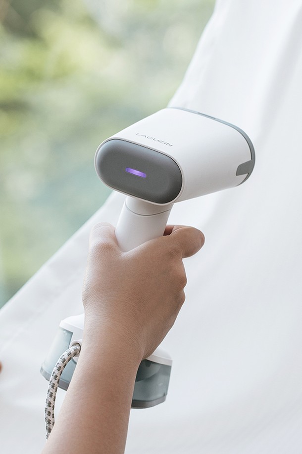 퀵아이롱 폴더블 스팀다리미는 간편하게 사용할 수 있는 휴대용 스팀 다리미입니다. 접이식 디자인으로 휴대가 용이하며, 플라스틱 소재로 제작되었습니다. 옷감 손상 없이 주름을 펴주는 스팀 기능을 제공하며, 일상생활에서 유용하게 사용할 수 있습니다. 흰색(화이트) 색상으로 깔끔하고 심플한 디자인이 특징입니다. 퀵아이롱으로 간편하게 옷을 관리하세요.
