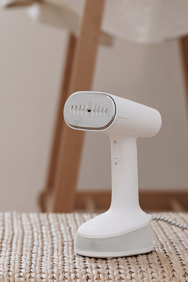 퀵아이롱 폴더블 스팀다리미는 의류 관리를 위한 휴대용 스팀다리미입니다. 접이식 디자인으로 콤팩트한 사이즈를 자랑하며, 휴대성을 극대화했습니다. 화이트 색상의 플라스틱 소재로 제작되었으며, 간편하게 옷의 주름을 관리할 수 있습니다. 스팀 기능을 통해 옷감 손상 걱정 없이 옷을 다릴 수 있으며, 폴더블 디자인으로 편리하게 보관할 수 있습니다. 퀵아이롱 폴더블 스팀 다리미로 언제 어디서든 옷을 깔끔하게 관리하세요.
