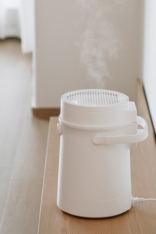 라쿠진 퓨어스팀 올스텐 가열식 가습기는 심플하고 모던한 디자인의 실내 가습기입니다. 올스테인리스 소재로 제작되어 위생적이며, 겨울철 실내 건조함을 효과적으로 해결해 줍니다. 가열식 방식을 통해 따뜻하고 촉촉한 스팀 분사를 제공하며, 이동용 손잡이가 있어 편리하게 사용할 수 있습니다.
