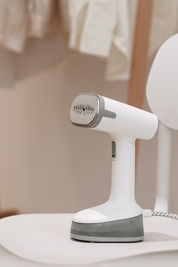 퀵아이롱 폴더블 스팀다리미는 간편하게 사용할 수 있는 휴대용 스팀 다리미입니다. 접이식 디자인으로 휴대가 용이하며, 플라스틱 소재로 제작되었습니다. 옷감 손상 없이 주름을 펴주는 스팀 기능을 제공하며, 일상생활에서 유용하게 사용할 수 있습니다. 흰색(화이트) 색상으로 깔끔하고 심플한 디자인이 특징입니다. 퀵아이롱으로 간편하게 옷을 관리하세요.
