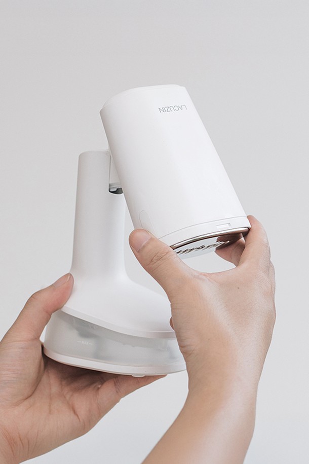 퀵아이롱 폴더블 스팀다리미는 의류 관리를 위한 휴대용 스팀다리미입니다. 접이식 디자인으로 콤팩트한 사이즈를 자랑하며, 휴대성을 극대화했습니다. 화이트 색상의 플라스틱 소재로 제작되었으며, 간편하게 옷의 주름을 관리할 수 있습니다. 스팀 기능을 통해 옷감 손상 걱정 없이 옷을 다릴 수 있으며, 폴더블 디자인으로 편리하게 보관할 수 있습니다. 퀵아이롱 폴더블 스팀 다리미로 언제 어디서든 옷을 깔끔하게 관리하세요.
