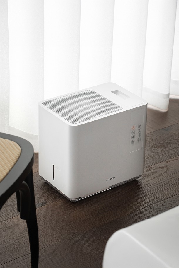 라쿠진 UV살균 가열 기화식 폭포수 가습기는 5.5L 대용량으로 최대 50시간 연속 가습이 가능하며, 5단계 습도 조절과 1-12시간 타이머 설정을 지원합니다. UV-C LED 살균, PTC 히터 가열, 3중 고분자 항균 필터, 자동 필터 건조 기능을 갖춰 위생적인 가습이 가능합니다. 26dB의 저소음 수면 모드와 기울어짐 감지, 잠금 기능, 리모컨 조작으로 편리하게 사용할 수 있습니다. 360도 세척 가능한 필터와 상부 급수 방식으로 편리하며, 실내, 수면, 아기방, 사무실 등 다양한 공간에서 활용하기 좋습니다.
