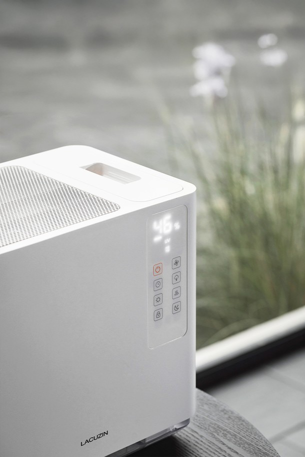 라쿠진 UV살균 가열 기화식 폭포수 가습기는 5.5L 대용량으로 최대 50시간 연속 가습이 가능하며, 5단계 습도 조절과 1-12시간 타이머 설정을 지원합니다. UV-C LED 살균, PTC 히터 가열, 3중 고분자 항균 필터, 자동 필터 건조 기능을 갖춰 위생적인 가습이 가능합니다. 26dB의 저소음 수면 모드와 기울어짐 감지, 잠금 기능, 리모컨 조작으로 편리하게 사용할 수 있습니다. 360도 세척 가능한 필터와 상부 급수 방식으로 편리하며, 실내, 수면, 아기방, 사무실 등 다양한 공간에서 활용하기 좋습니다.
