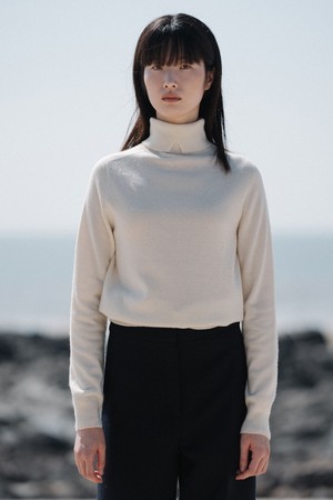 CASHMERE BLENDED TURTLE NECK TOP_OFF WHITE