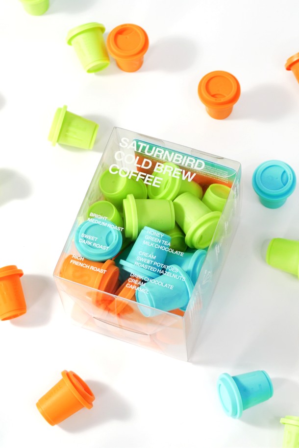 새턴버드 익스프레스 플러스 콜드브루 커피 27개입 (3종 혼합)은 100% 아라비카 원두를 사용하여, 브라질 산토스, 에티오피아, 브라질 세하도, 콜롬비아, 중국 윈난 등 다양한 원산지의 원두를 블렌딩하여 깊고 풍부한 풍미를 선사합니다. 각 2g씩 개별 포장되어 간편하게 즐길 수 있으며, MEDIUM ROAST (밝은맛), MEDIUM DARK ROAST (달콤한맛), DARK ROAST (진한맛) 3가지 로스팅 타입으로 취향에 따라 선택 가능합니다. 2020 레드닷 디자인 어워드를 수상한 제품으로, 무설탕, 무첨가물에 100% 재활용 가능한 미니컵과 알루미늄 필름 밀봉으로 위생적이며 환경까지 생각했습니다.
