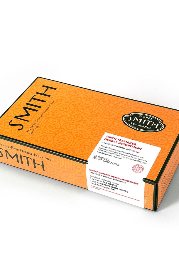 스미스티 허브 어소트먼트 선물세트는 페퍼민트, 메도우, 부케 등 다채로운 허브 티백을 담아낸 프리미엄 선물세트입니다. 친환경 생분해성 옥수수 전분 티백을 사용하여 안심하고 즐길 수 있으며, 민트, 초콜릿, 카모마일 등 풍성한 맛과 향을 경험할 수 있습니다. 식후 음료나 휴식 시간에 스미스티 허브 티백으로 특별한 여유를 만끽하세요.
