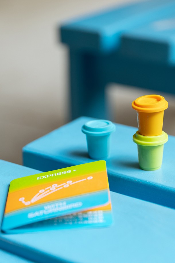 새턴버드 익스프레스 플러스 콜드브루 커피 27개입 (3종 혼합)은 100% 아라비카 원두를 사용하여, 브라질 산토스, 에티오피아, 브라질 세하도, 콜롬비아, 중국 윈난 등 다양한 원산지의 원두를 블렌딩하여 깊고 풍부한 풍미를 선사합니다. 각 2g씩 개별 포장되어 간편하게 즐길 수 있으며, MEDIUM ROAST (밝은맛), MEDIUM DARK ROAST (달콤한맛), DARK ROAST (진한맛) 3가지 로스팅 타입으로 취향에 따라 선택 가능합니다. 2020 레드닷 디자인 어워드를 수상한 제품으로, 무설탕, 무첨가물에 100% 재활용 가능한 미니컵과 알루미늄 필름 밀봉으로 위생적이며 환경까지 생각했습니다.
