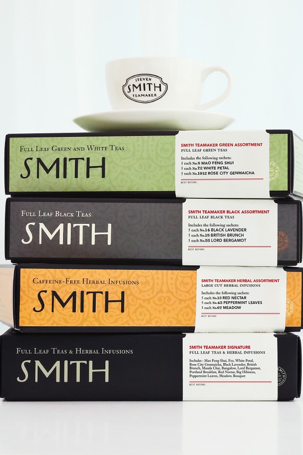 스미스티 허브 어소트먼트 선물세트는 페퍼민트, 메도우, 부케 등 다채로운 허브 티백을 담아낸 프리미엄 선물세트입니다. 친환경 생분해성 옥수수 전분 티백을 사용하여 안심하고 즐길 수 있으며, 민트, 초콜릿, 카모마일 등 풍성한 맛과 향을 경험할 수 있습니다. 식후 음료나 휴식 시간에 스미스티 허브 티백으로 특별한 여유를 만끽하세요.

