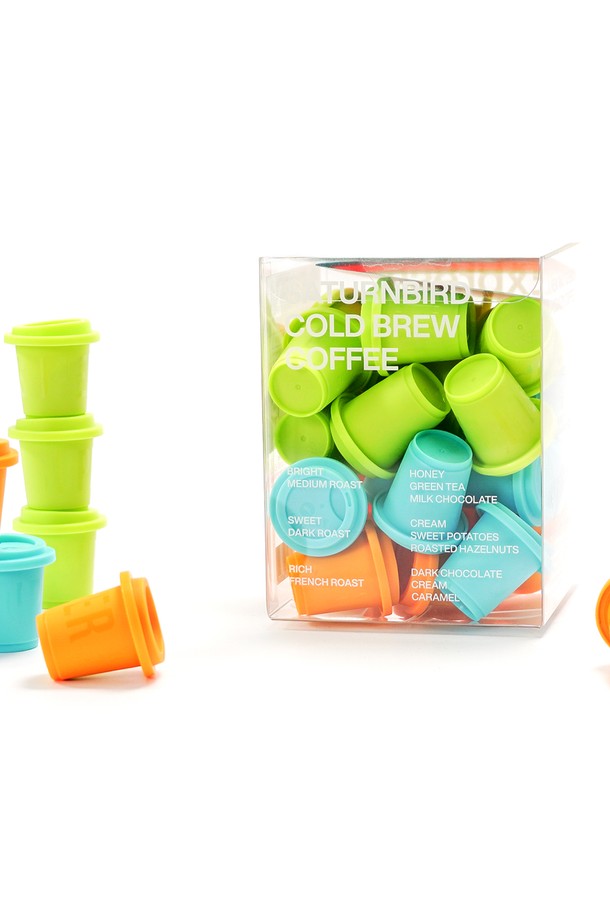 새턴버드 익스프레스 플러스 콜드브루 커피 27개입 (3종 혼합)은 100% 아라비카 원두를 사용하여, 브라질 산토스, 에티오피아, 브라질 세하도, 콜롬비아, 중국 윈난 등 다양한 원산지의 원두를 블렌딩하여 깊고 풍부한 풍미를 선사합니다. 각 2g씩 개별 포장되어 간편하게 즐길 수 있으며, MEDIUM ROAST (밝은맛), MEDIUM DARK ROAST (달콤한맛), DARK ROAST (진한맛) 3가지 로스팅 타입으로 취향에 따라 선택 가능합니다. 2020 레드닷 디자인 어워드를 수상한 제품으로, 무설탕, 무첨가물에 100% 재활용 가능한 미니컵과 알루미늄 필름 밀봉으로 위생적이며 환경까지 생각했습니다.
